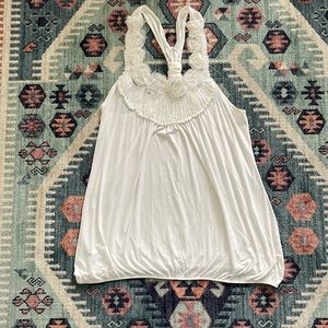 Feminine sleeveless blouse with beutiful neckline